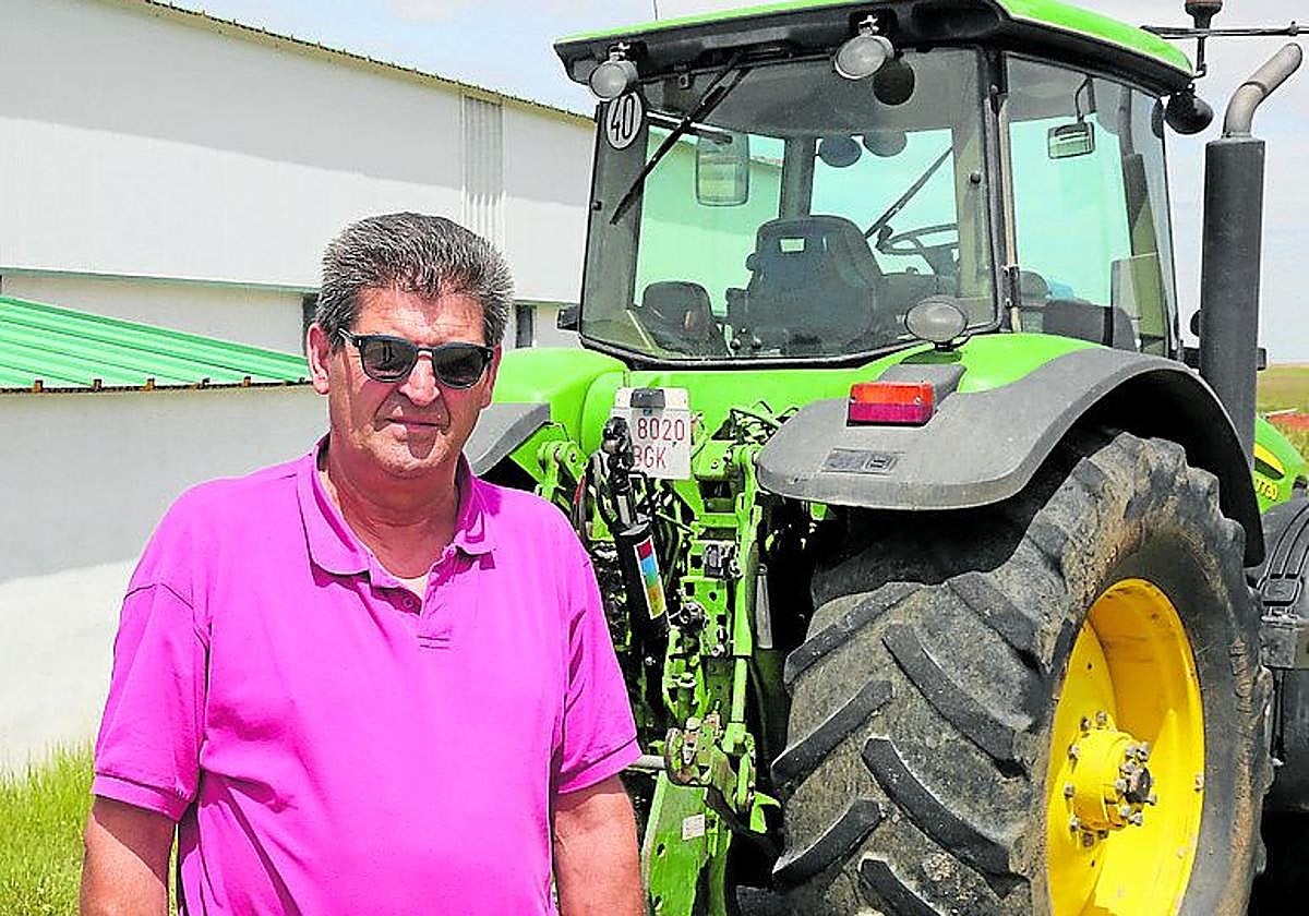 Antonio Maroto con su tractor.