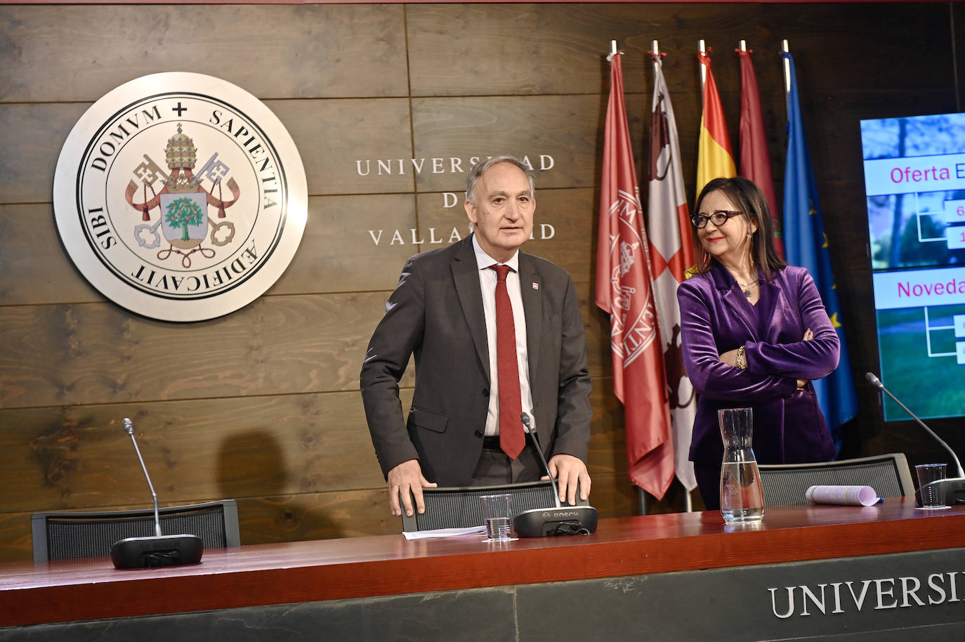 El rector de la UVA, Antonio Largo, junto con Cristina de la Rosa, vicerrectora de Estudiantes y Empleabilidad.