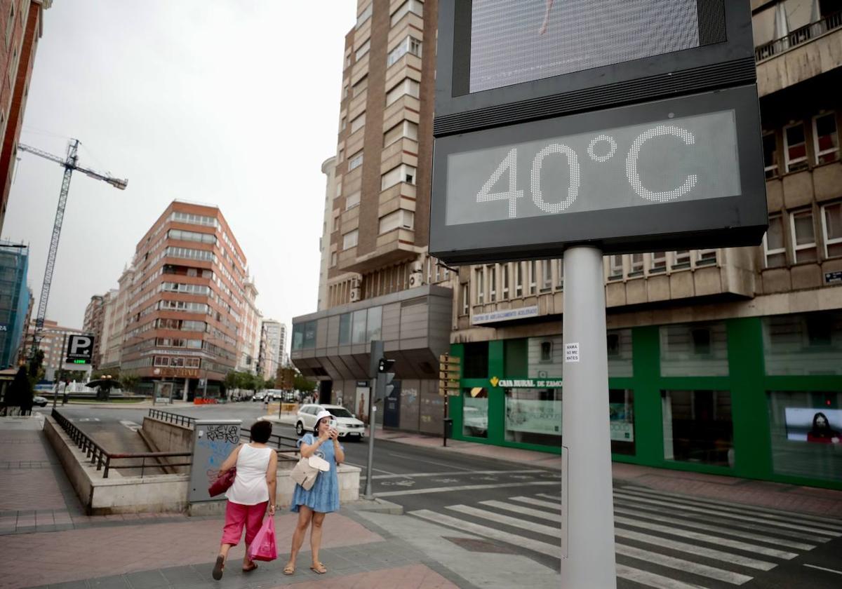 Termómetro en la plaza de Madrid, el pasado mes de agosto.