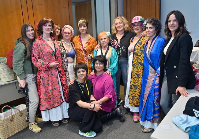 Las modelos del desfile, junto a estilistas, peluqueras y colaboradoras de la AECC.