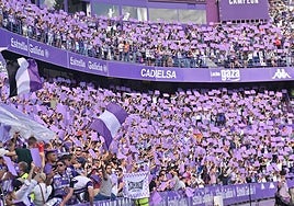 Aficionados en el Fondo Norte de Zorrilla durante el partido frente al Espanyol.