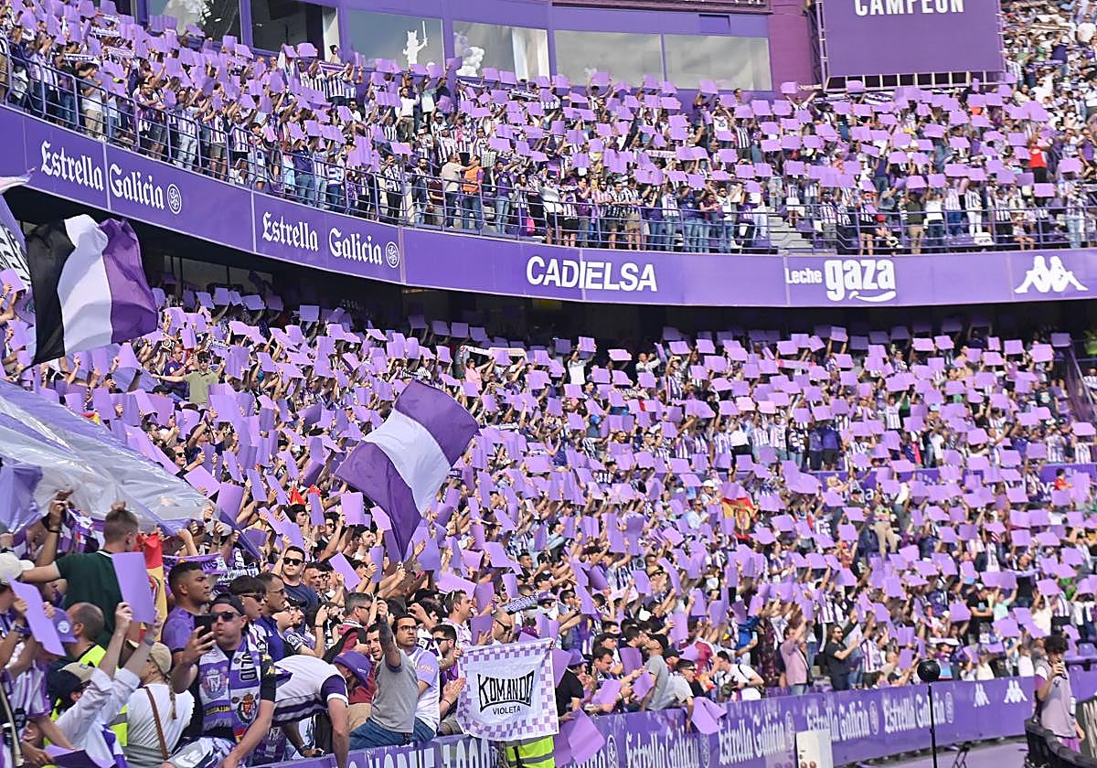 Aficionados en el Fondo Norte de Zorrilla durante el partido frente al Espanyol.