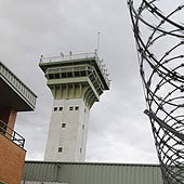 Asume que lanzó una lata de refresco a un funcionario de prisiones y pateó a otro