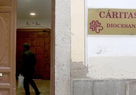 Una persona, en el interior de la sede de Cáritas en la ciudad.