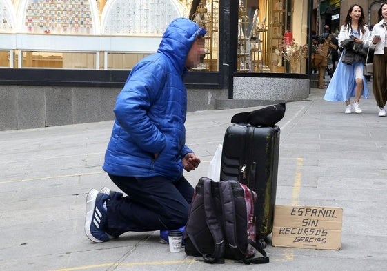 Un hombre sin recursos, en una de las calles del centro de Segovia.