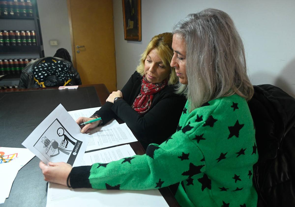 Alicia Ferrero y Verónica Martínez, logopedas, examinan el pictograma elaborado por Arasaac.