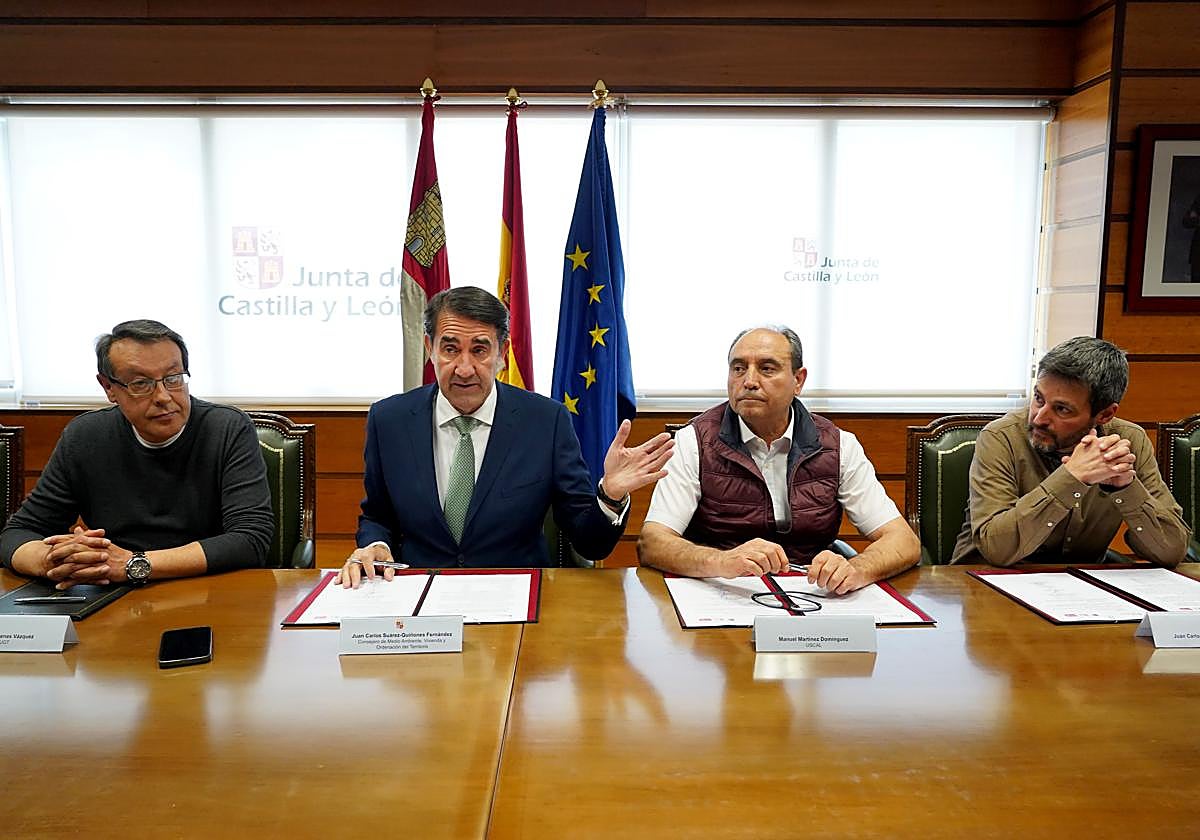 Firma del acuerdo de mejora de las condiciones de los agentes medioambientales y la Junta, este martes.