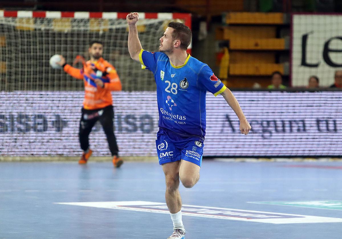 Miguel Camino celebra un gol ante el Ademar León.