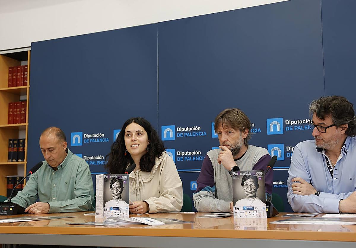 Fernando Jiménez y Josema Montes, de Contraluz, flanquean a la diputada Patricia Pérez y al concejal Fran Fernández.