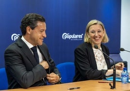 Raúl de la Hoz, junto a Isabel Blanco en la presentación de la campaña del PP para las elecciones europeas.