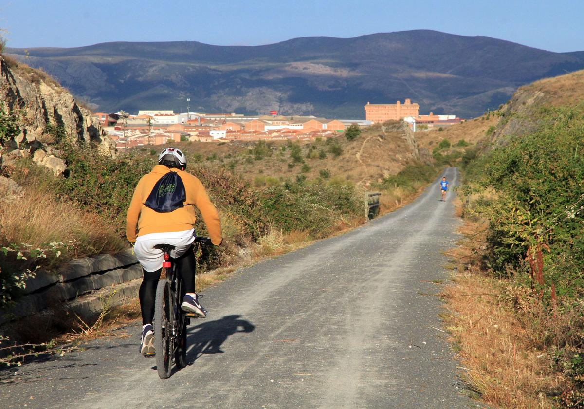 Un ciclista recorre un tramo de la Vía Verde Valle del Eresma.