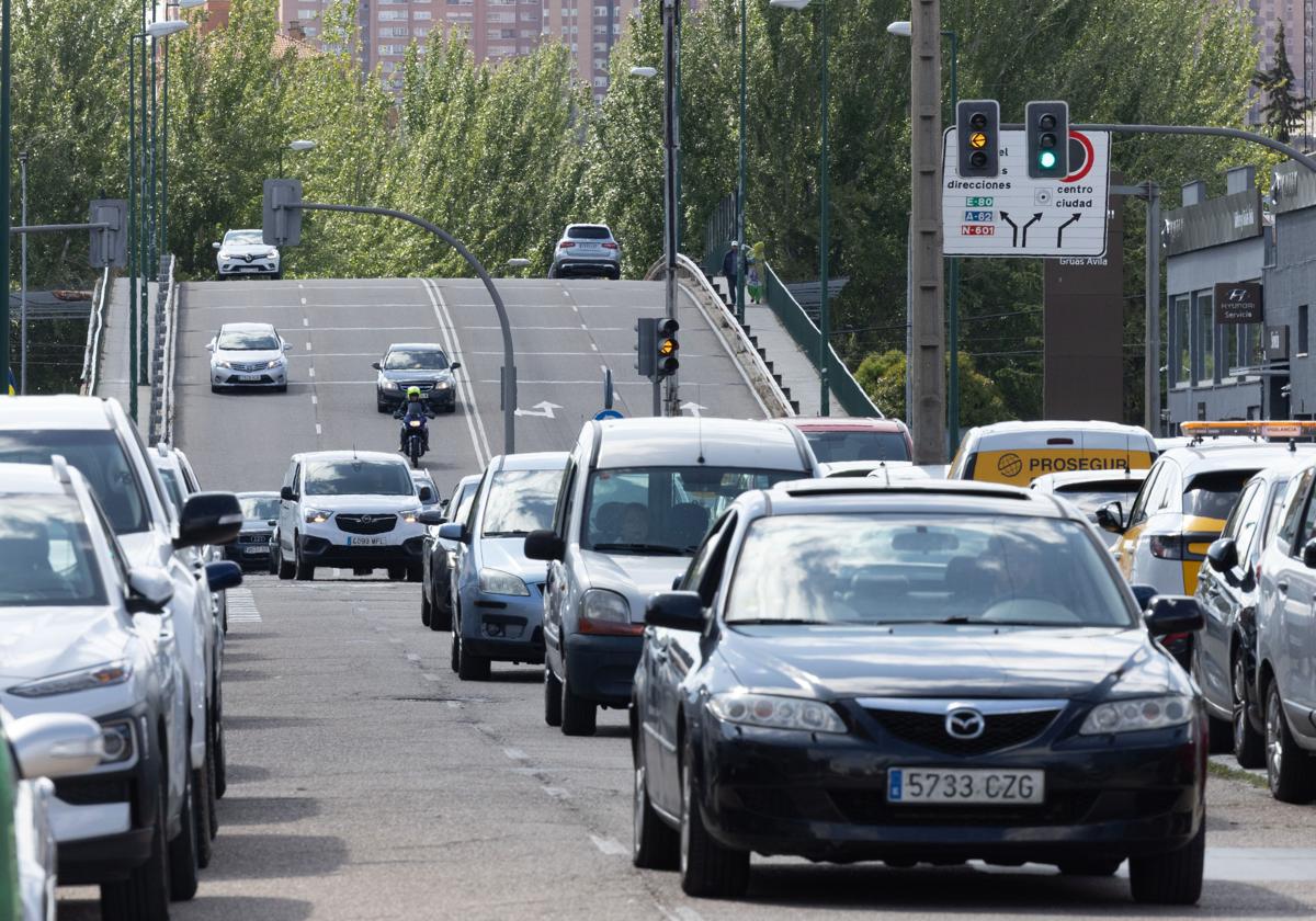 El viaducto de Daniel del Olmo, al fondo, con el tráfico restringido para vehículos ligeros.