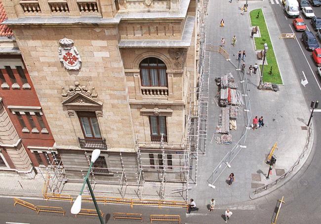 El escudo de la calle San Ildefonso representa a la orden de Calatrava. En la imagen, de julio del año 2000, con los andamios para la limpieza de la fachada.