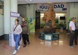 Alumnos y profesores de Agrarias, en la escuela.