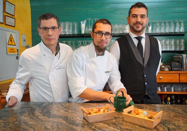 Luis Recio, Alberto Recio y Daniel Macías, de El Velero, junto a 'El Huerto de las Delicias'.