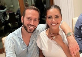 Esha Gupta con su pareja Manuel Campos Guallar.