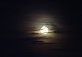 La luna llena vista desde Valladolid en una imagen de archivo.