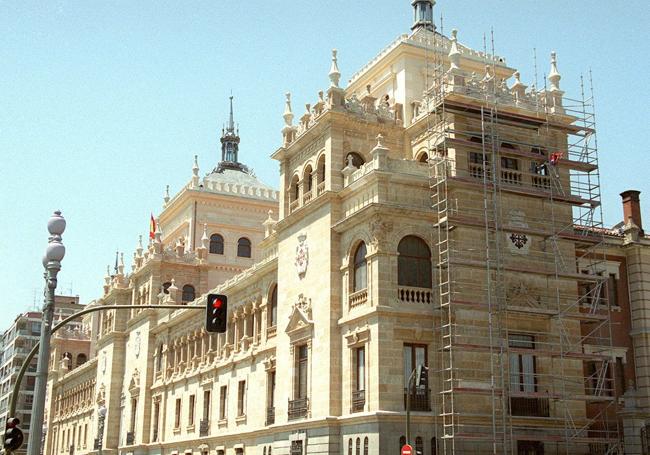 Imagen de mayo de 2001, a punto de acabar las obras, con la fachada totalmente limpia.