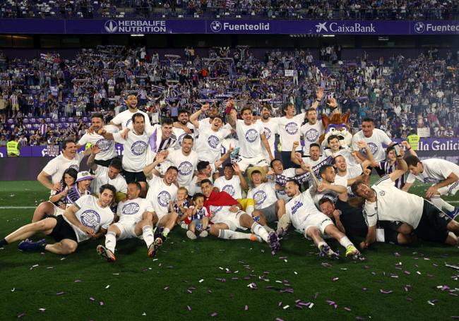 El equipo celebra el ascenso tras ganar 3-0 a la SD Huesca en Zorrilla.