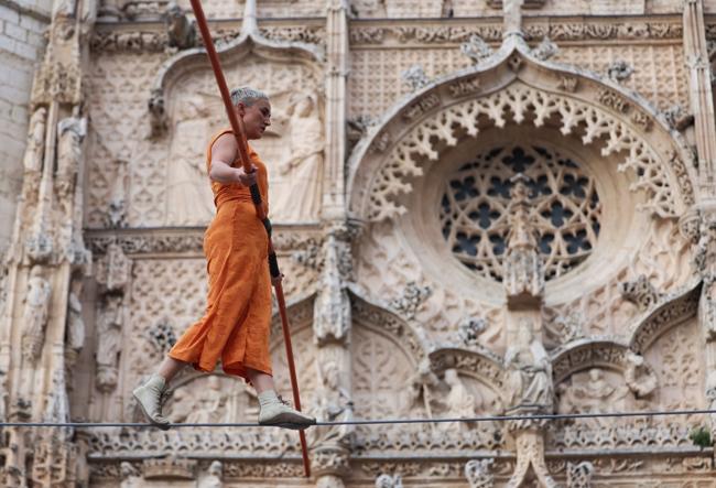 La funambulista mariona Moya, frente a la iglesia de San Pablo.