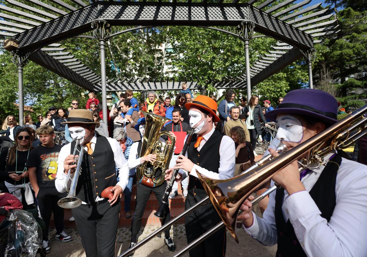 La Mimo¡s Dixie Band congregó a cientos de seguidores por la plaza de Poniente y las calles del casco histórico.