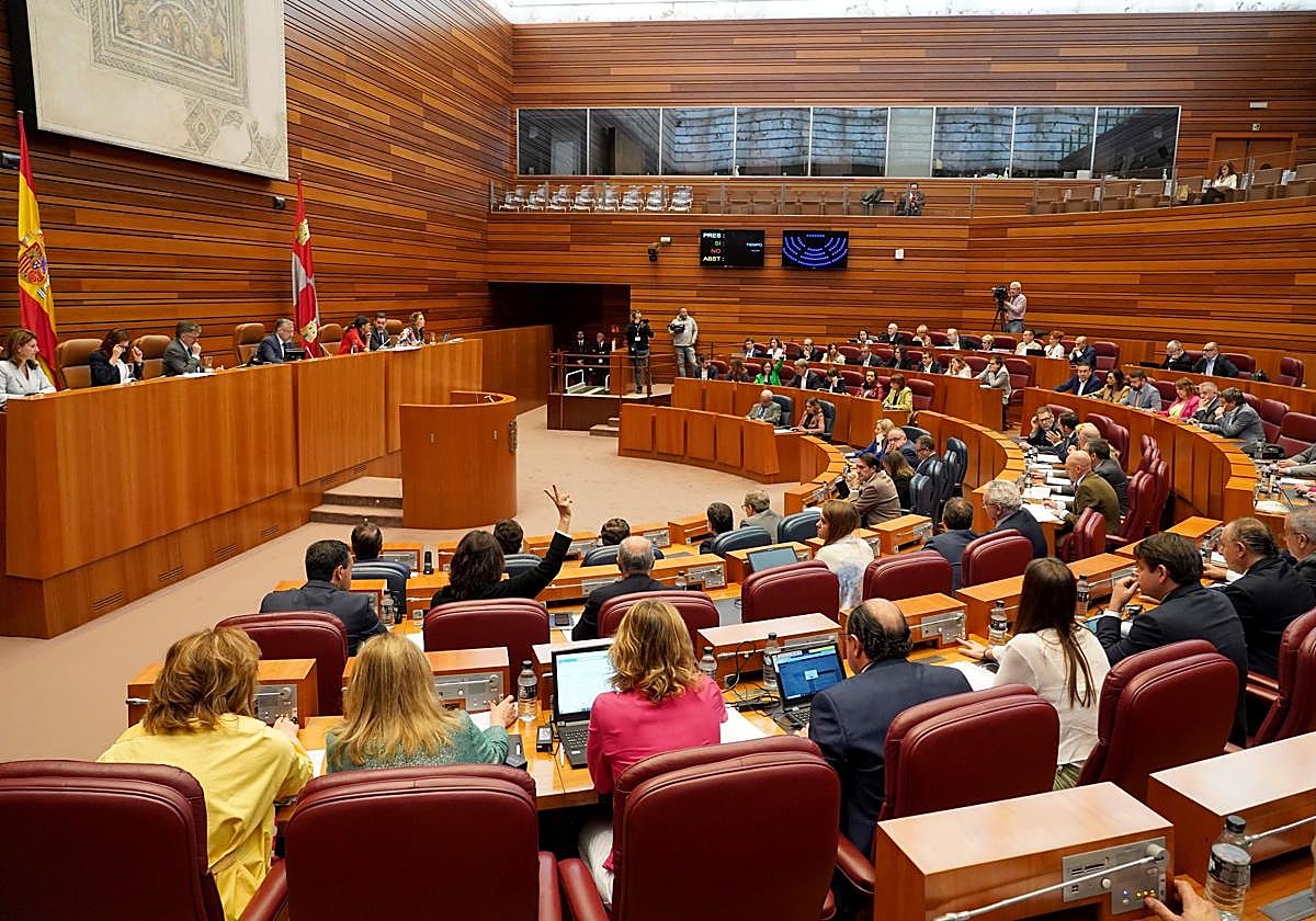 Votación en la sesión de este miércoles del Pleno de las Cortes.