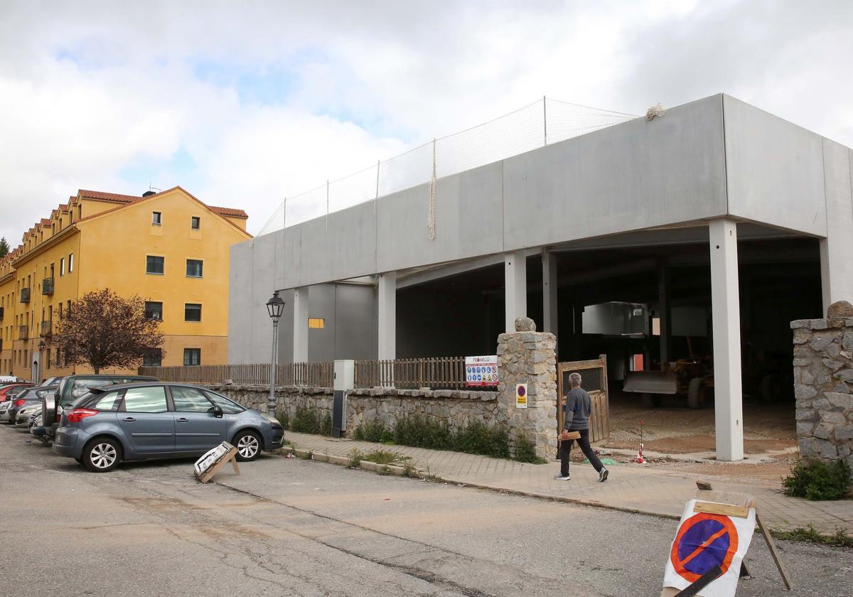 Un hombre pasea frente al edificio que albergará el futuro supermercado Lupa, en el Real Sitio de San Ildefonso.