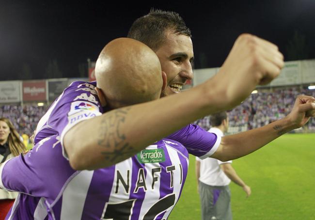 Nauzet y Nafti celebran el ascenso en el césped.