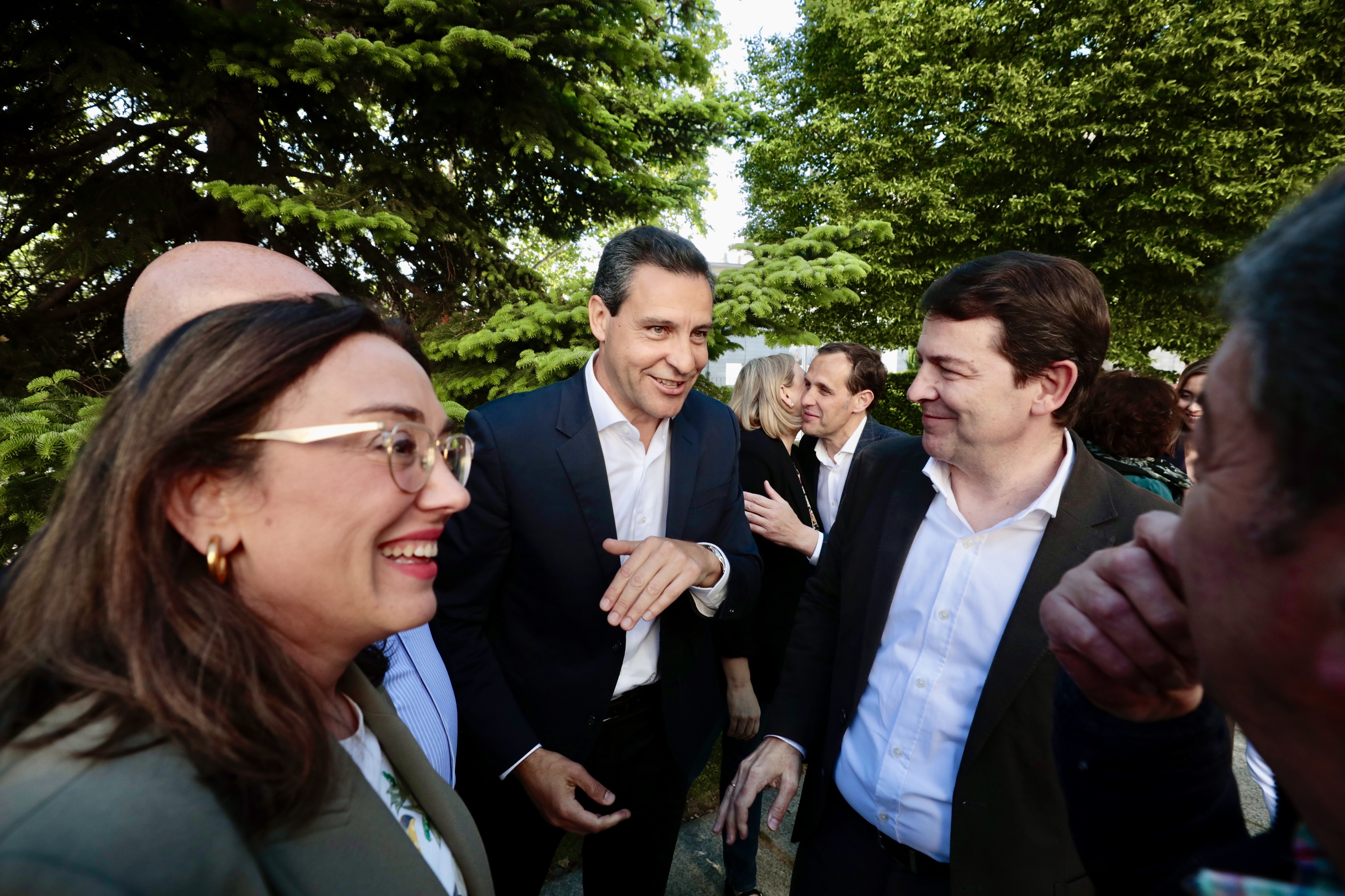 Raúl de la Hoz y Alfonso Fernández Mañueco, con los consejeros María González y Luis Miguel González Gago y el alcalde de Valladolid, Jesús Julio Carnero.