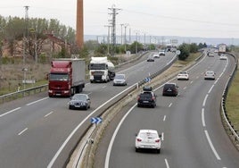 Tramo de la autovía A-62, en las proximidades de Dueñas.