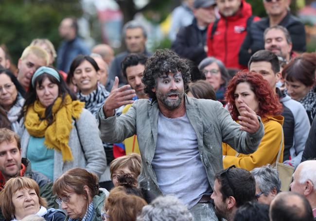 Un cómico rodeado de público durante su actuación.