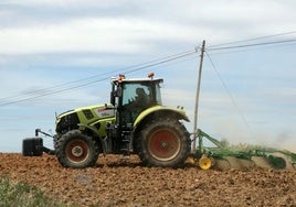 Un agricultor lleva a cabo labores de siembra en una tierra de la provincia de Segovia.