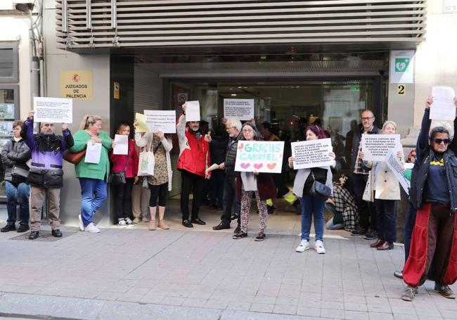 Personas concentradas este jueves en apoyo a Gabriel Ruiz.