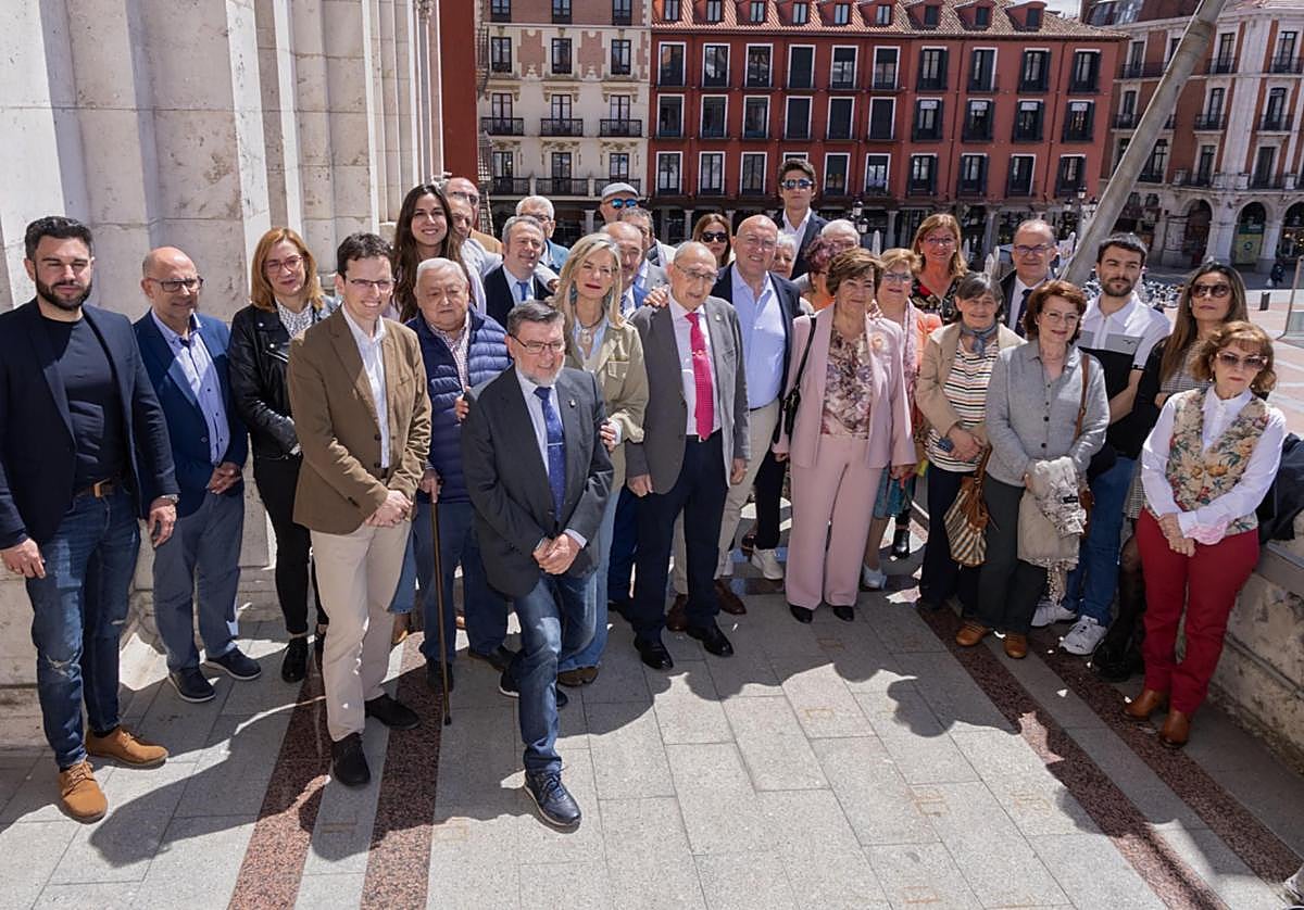 Los representantes de las casas regionales, junto al alcalde, este jueves en el balcón del Ayuntamiento.