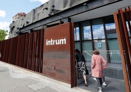 Varias empleadas acceden al centro de trabajo de Intrum en Valladolid.