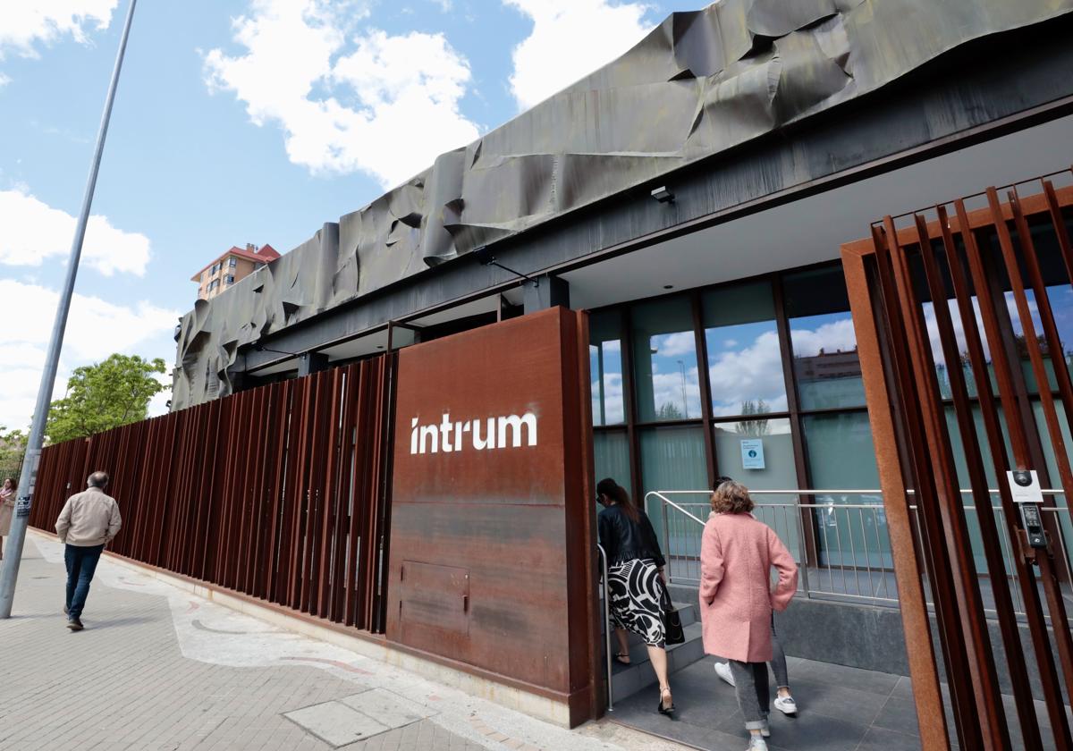 Varias empleadas acceden al centro de trabajo de Intrum en Valladolid.