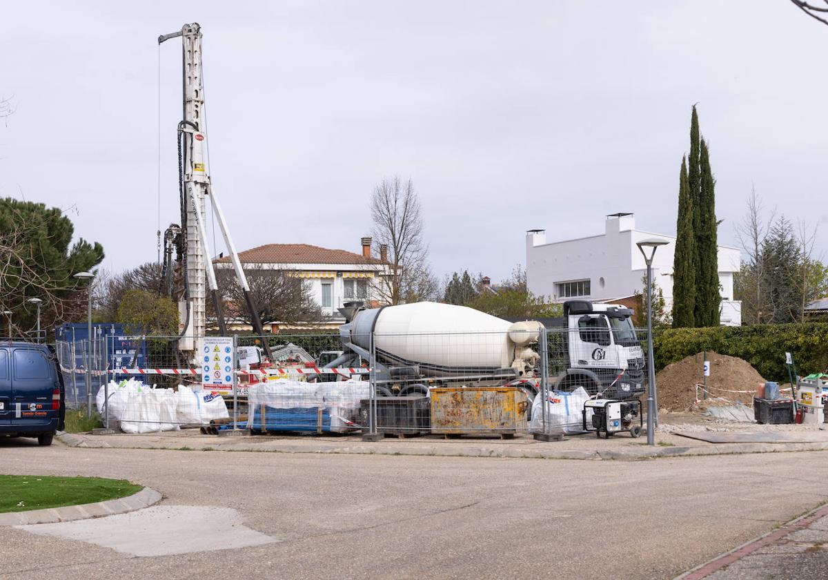 Labores de descontaminación en las parcelas afectadas en la urbanización Pago la Barca de Boecillo.