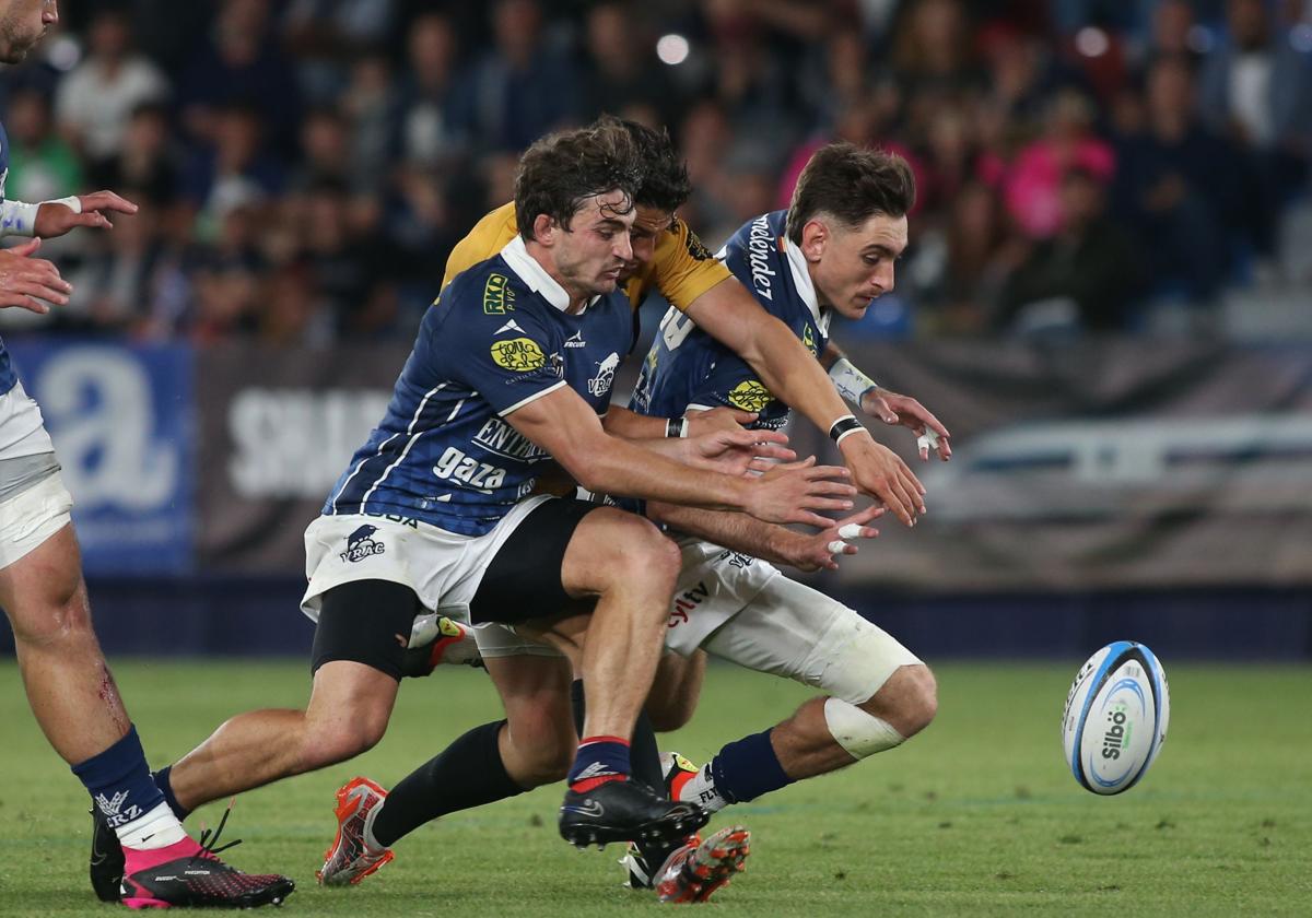 Dos jugadores del VRAC cierran a uno burgalés en la final de Copa.