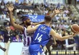 N'Guesan trata de tapar el pase de Dusan Ristic, del San Pablo Burgos, el pasado domingo.