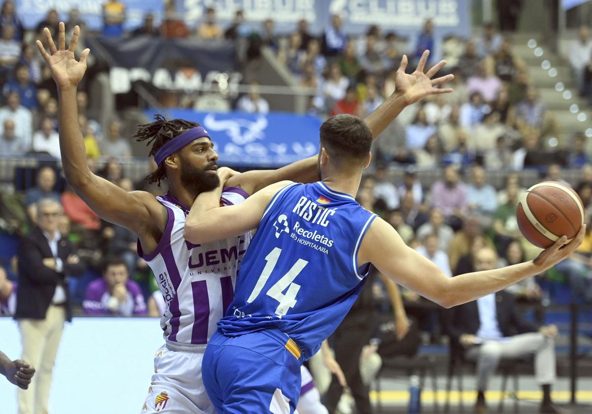 N'Guesan trata de tapar el pase de Dusan Ristic, del San Pablo Burgos, el pasado domingo.