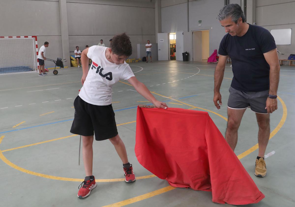 Juan Cantora dirige una clase de la Escuela Taurina de Palencia.