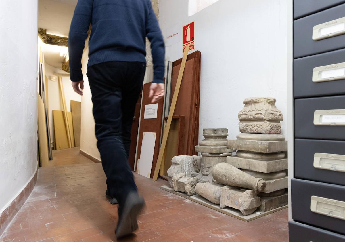 Imagen principal - Restos arqueológicos en los pasillos y organizados en los compactos del sótano del palacio.