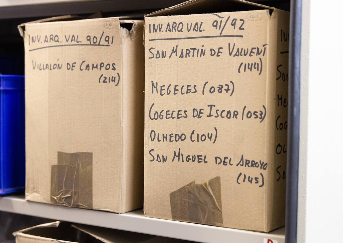 Imagen secundaria 1 - Restos arqueológicos en los pasillos y organizados en los compactos del sótano del palacio.