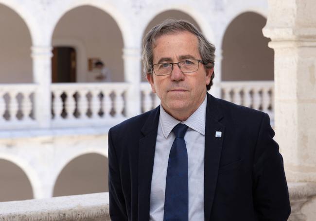 El vicerrector de Profesorado, Javier de Frutos, en su despacho de la Universidad de Valladolid.