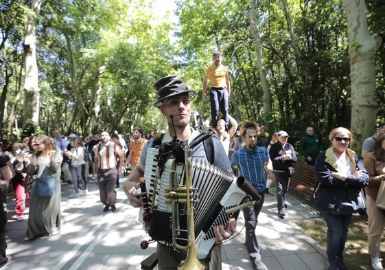 Compañía Circ Pistolet, durante un desfile por el Campo Grande.