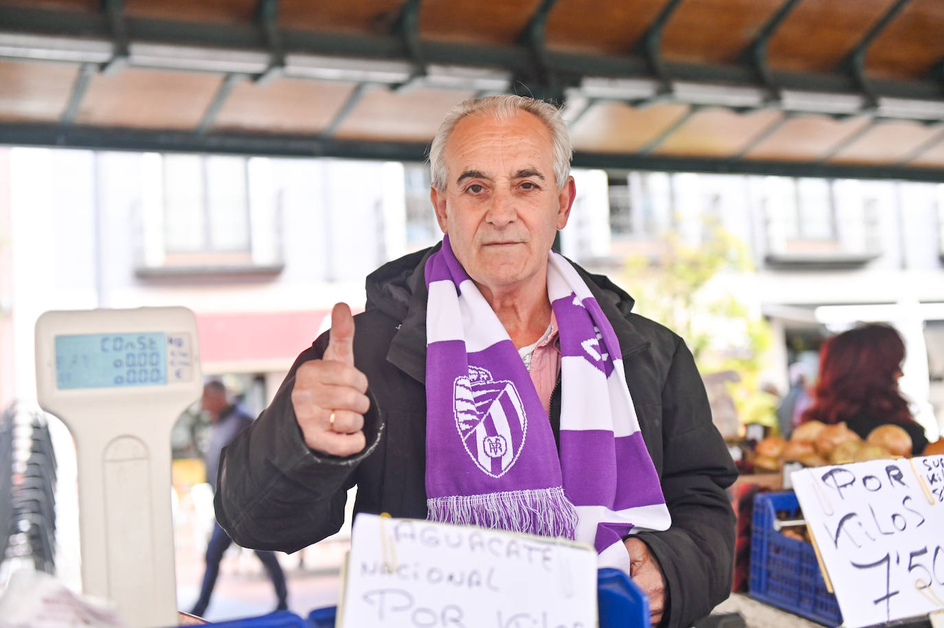 Pedro Adán, frutero de la plaza de España, con la bufanda del Real Valladolid. 