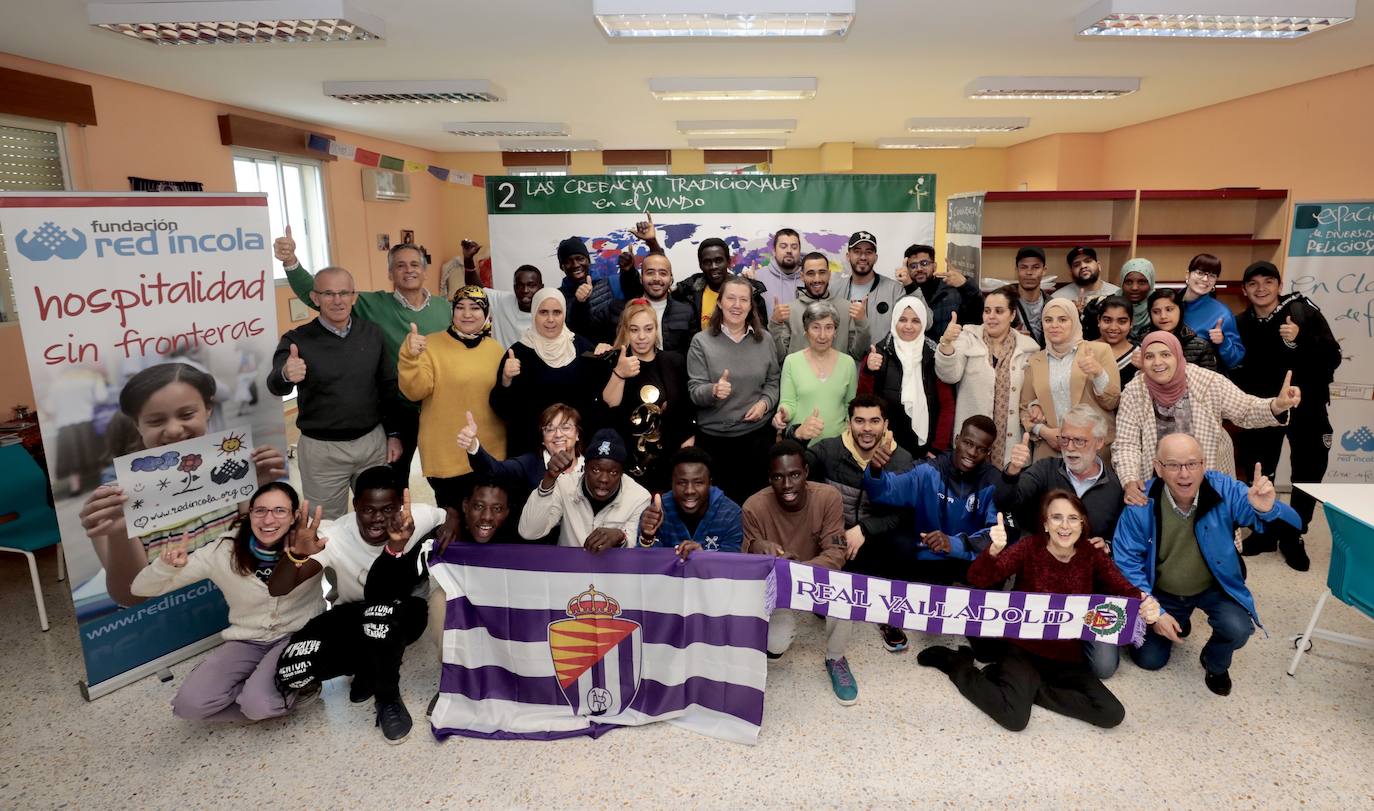 Un grupo de inmigrantes de diferentes nacionalidades en la sede de Red Incola de la calle Olmo.