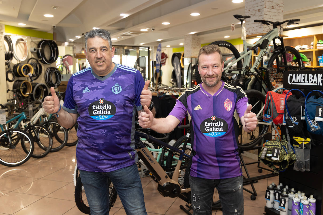 Juan Carlos López y Jorge Real, con la elástica blanquivioleta en la tienda bicis Carril Bici. 