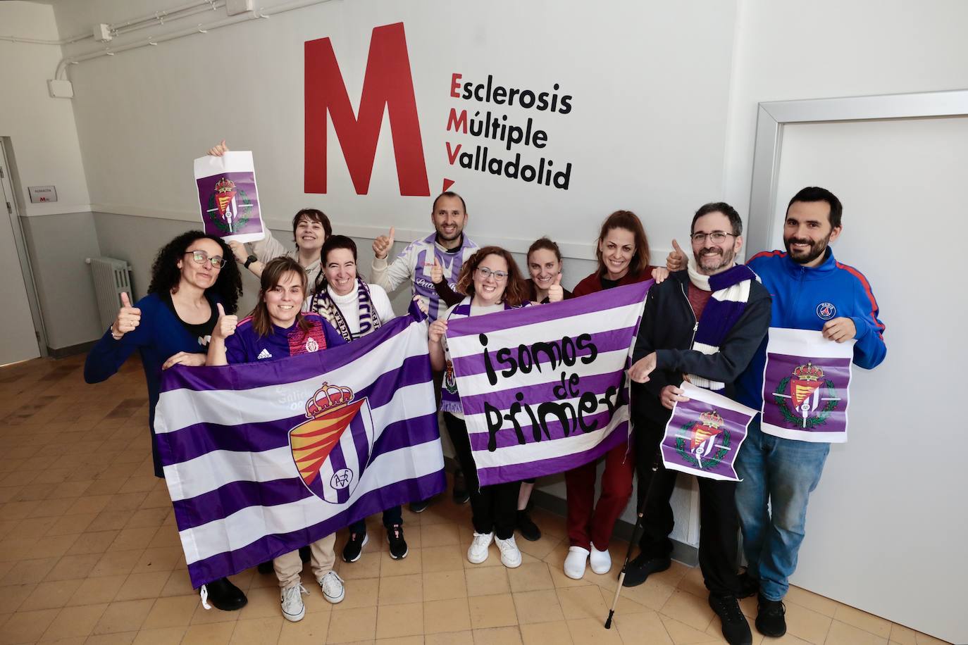 La Asociación Esclerosis Múltiple de Valladolid, con banderas y carteles.