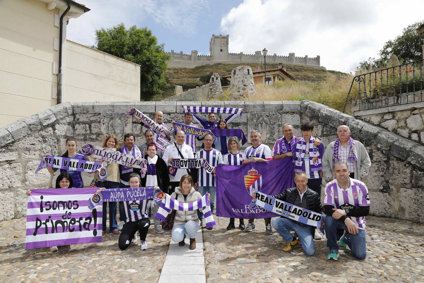 Aficionados de Peñafiel animan al equipo con el castillo de la localidad al fondo.